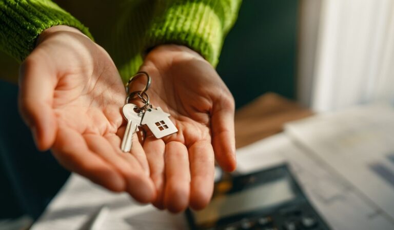 Nøgler i hænder