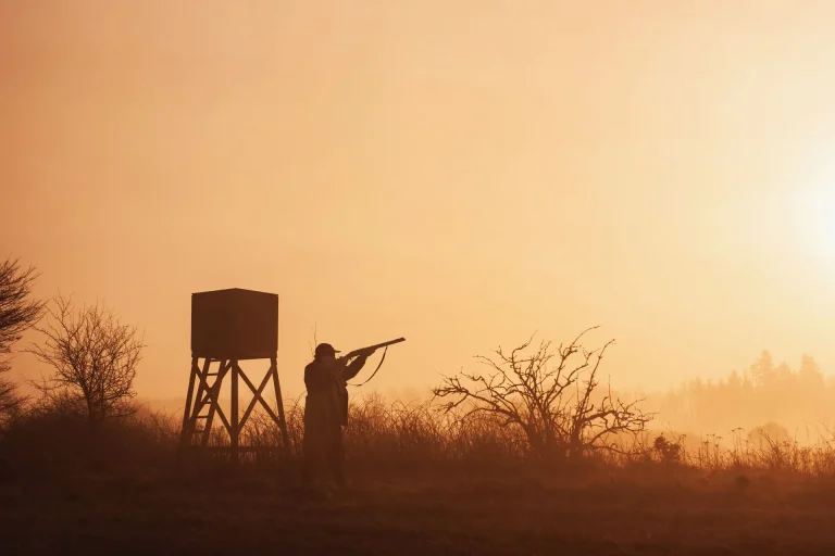 Jæger foran skydetårn