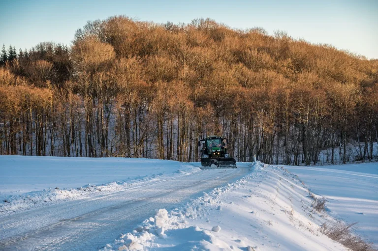 Traktor rydder sne