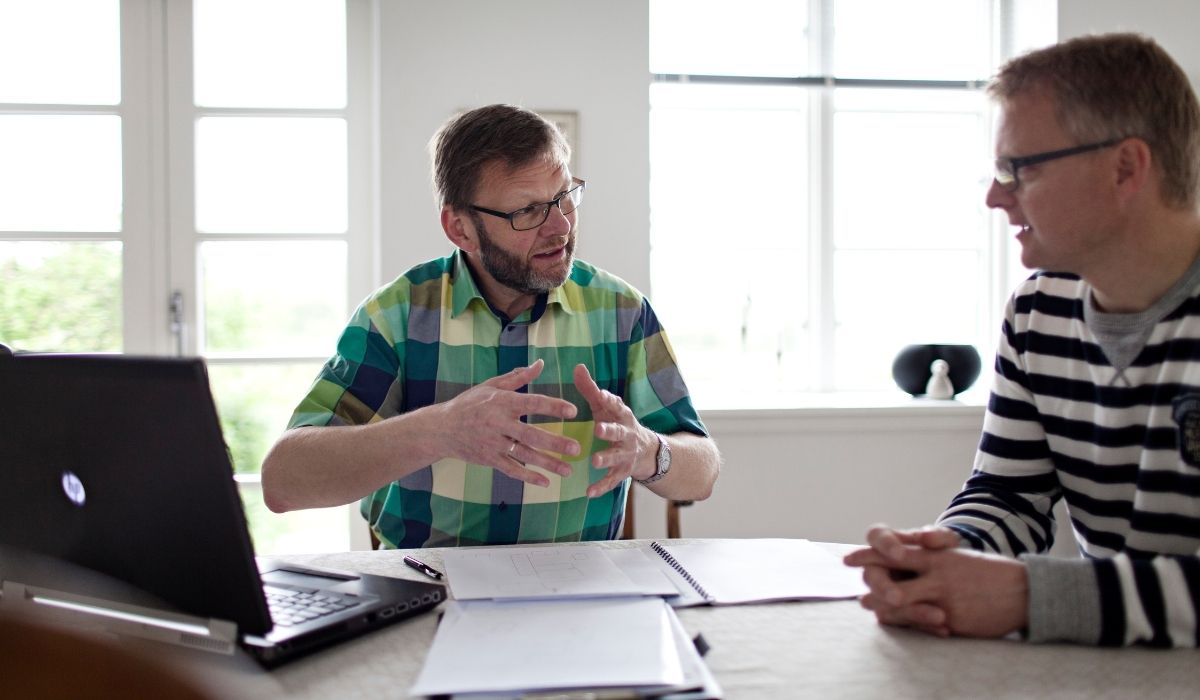 Forsikringsmægler snakker med landmand